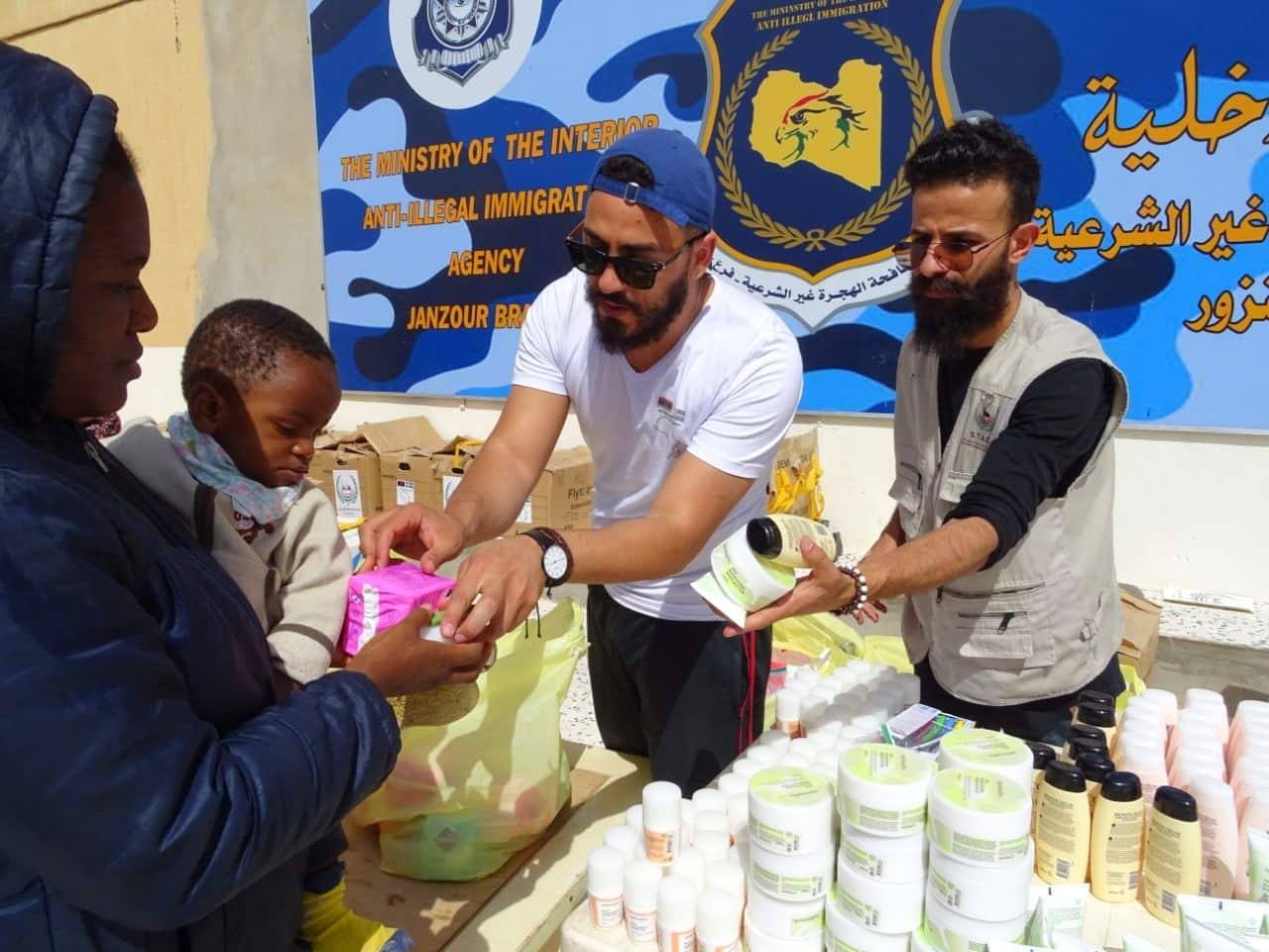 توزيع مساعدات غير غذائية لمراكز إيواء طرابلس