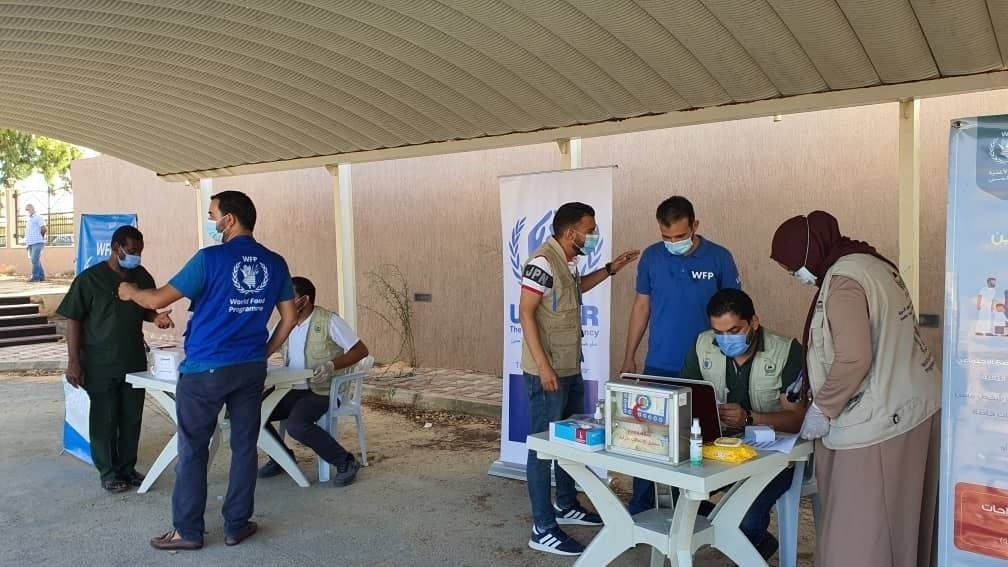 The relief team of Sheikh Taher Al-Zawi Charitable Foundation distributes food aid to displaced families in Al-Zawiya city