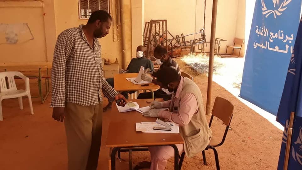 The relief team of Sheikh Taher Al-Zawi Charitable Foundation distributes food aid