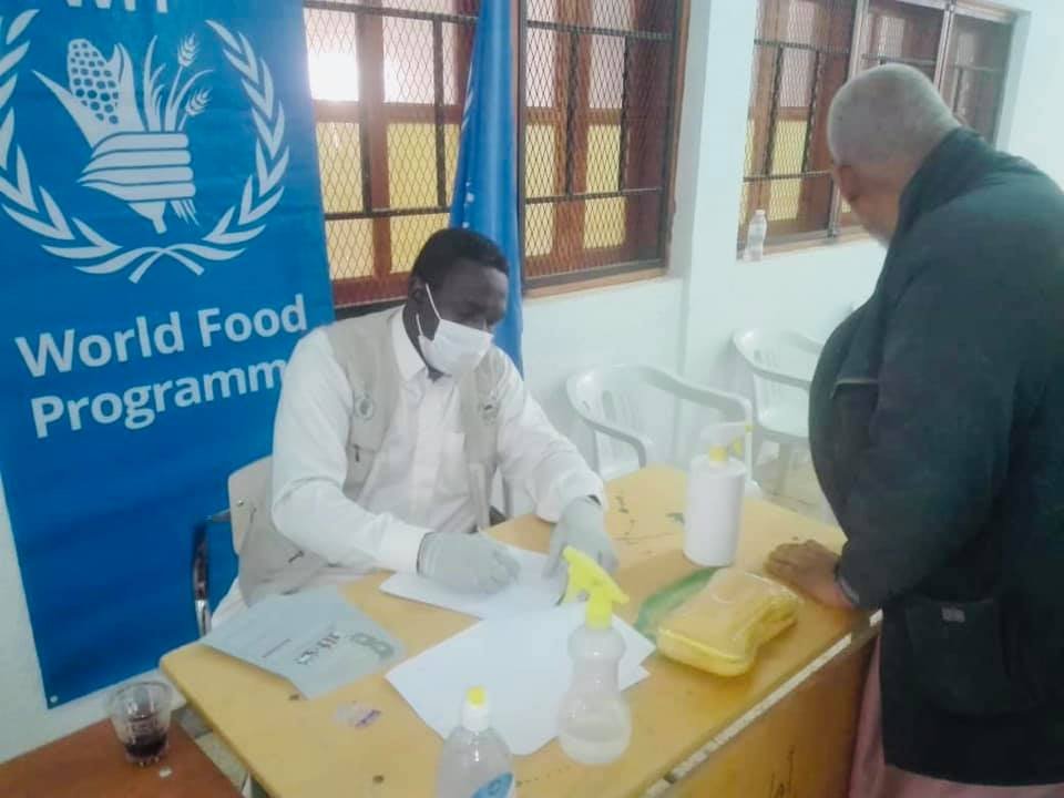 The relief team of Sheikh Taher Al-Zawi Charitable Foundation STACO distributes food aid