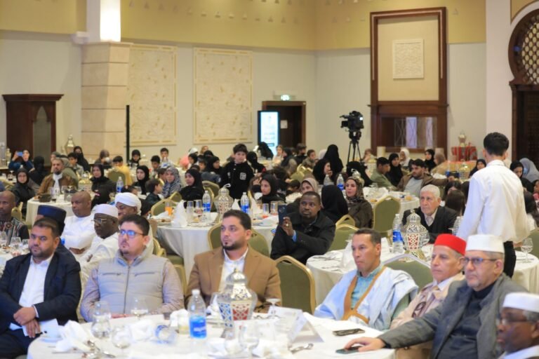 تحت شعار “رعايتكم أمانة”.. مؤسسة الشيخ الطاهر الزاوي الخيرية تنظم حفل إفطار صائم للأيتام ضمن برنامج “نجاح الأجيال”