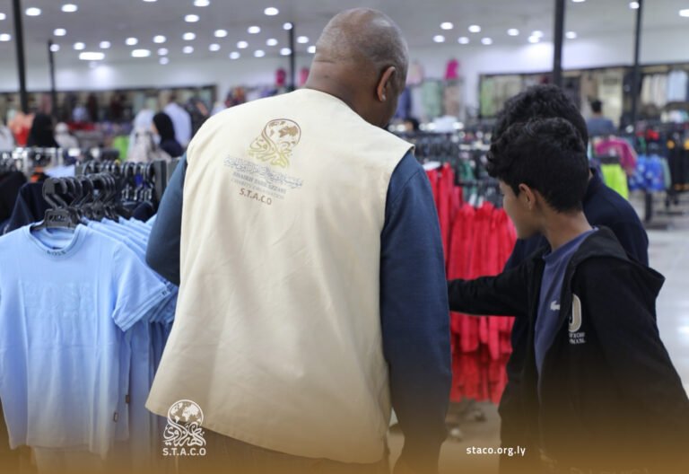 لإدخال البهجة على قلوبهم.. مؤسسة الشيخ الطاهر الزاوي الخيرية تنفذ حملة لتوزيع الملابس على الأيتام في طرابلس